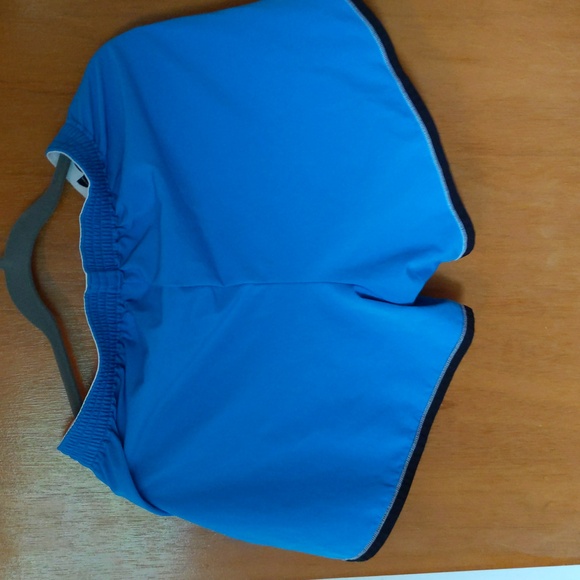 Under Armour shorts - women's M - Picture 2 of 3